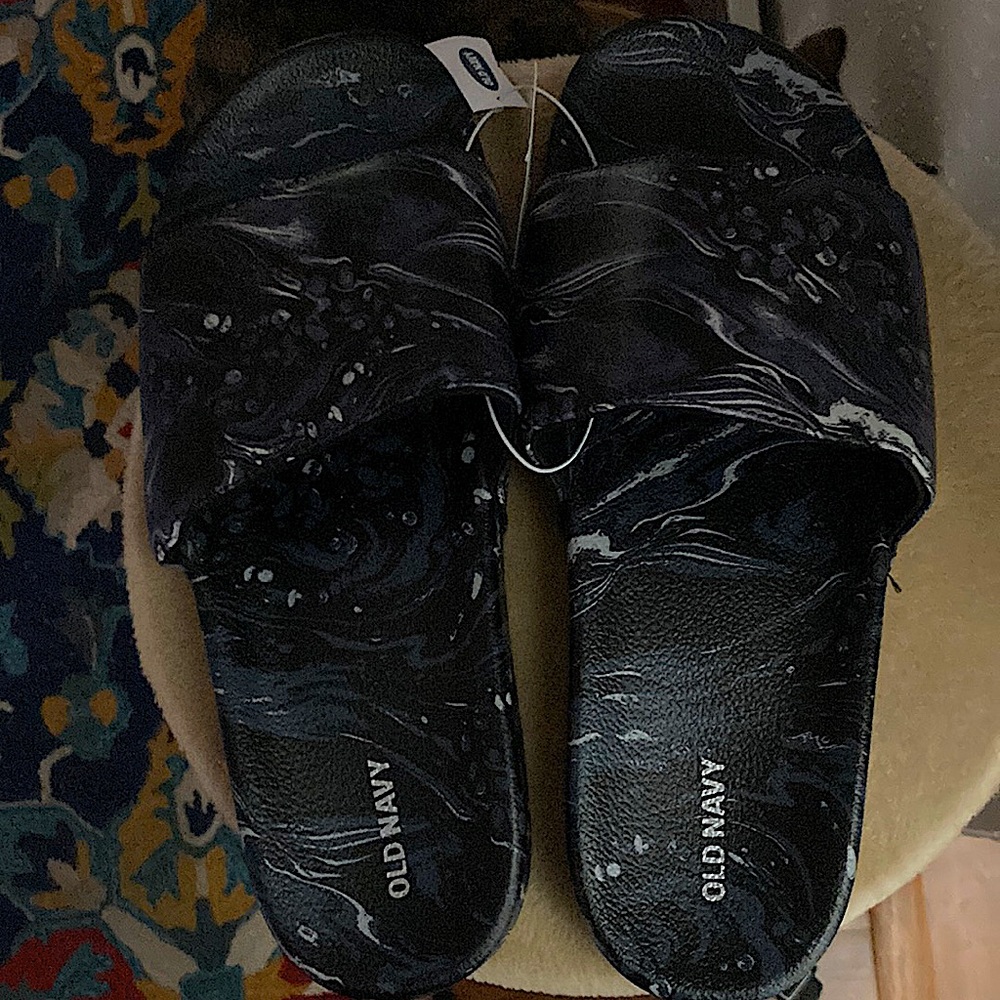 BRAND-NEW Old Navy Black/Grey marbled slide